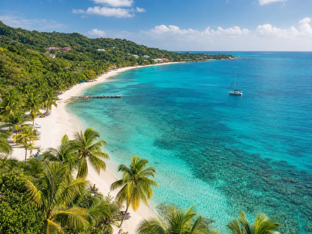 Bahía de agua cristalina y arrecife en Roatán, Honduras