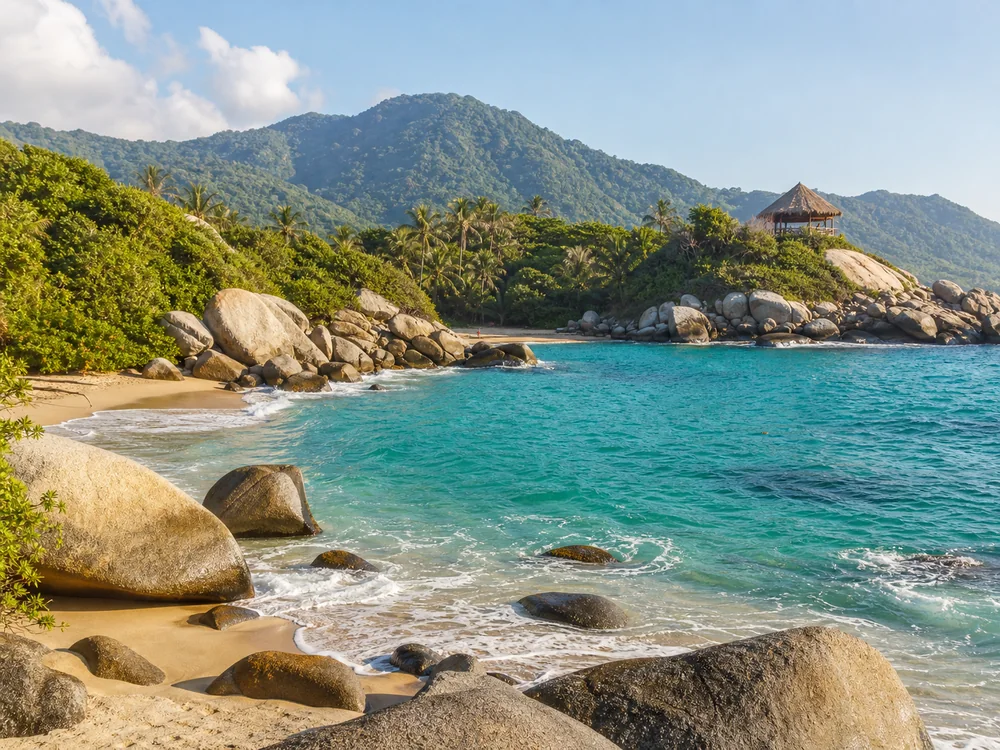 Bahía tropical entre selva y montañas cerca de Santa Marta